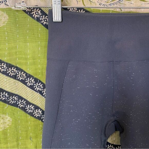 Lululemon Blue Tied/ White Free To Flow 7/8 Tight Size 2 - Picture 5 of 15